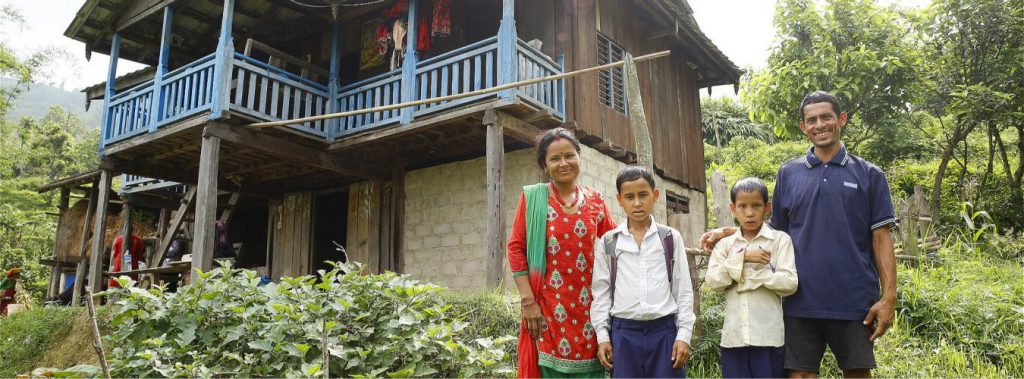 Con el apoyo de un Programa Conjunto de las Naciones Unidas, esta familia nepalesa aumentó sus ingresos convirtiendo un campo de producción de grano en uno de vegetales de alto rendimiento. Foto ONU Mujeres/Narendra Shrestha.