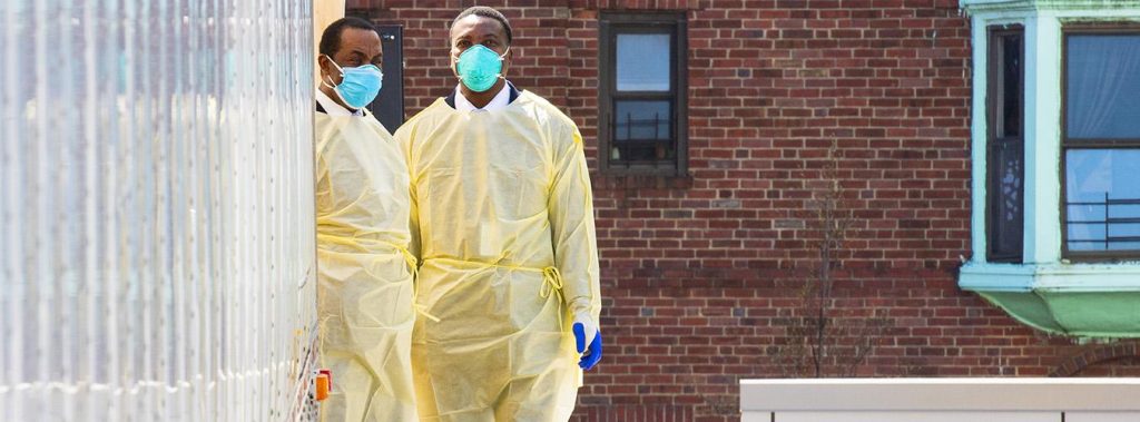 Personal del hospital Mount Sinai en Astoria, en el barrio de Queens (Nueva York), con mascarillas y ropa protectora durante el brote de COVID-19. Foto ONU/Evan Schneider