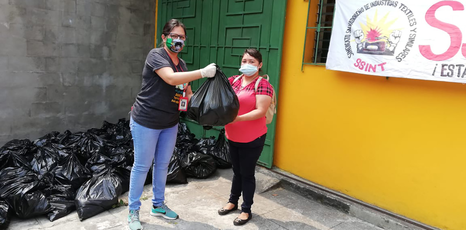 Lee más sobre el artículo ORMUSA entrega paquetes alimenticios a 190 mujeres desempleadas de maquila durante la emergencia COVID-19