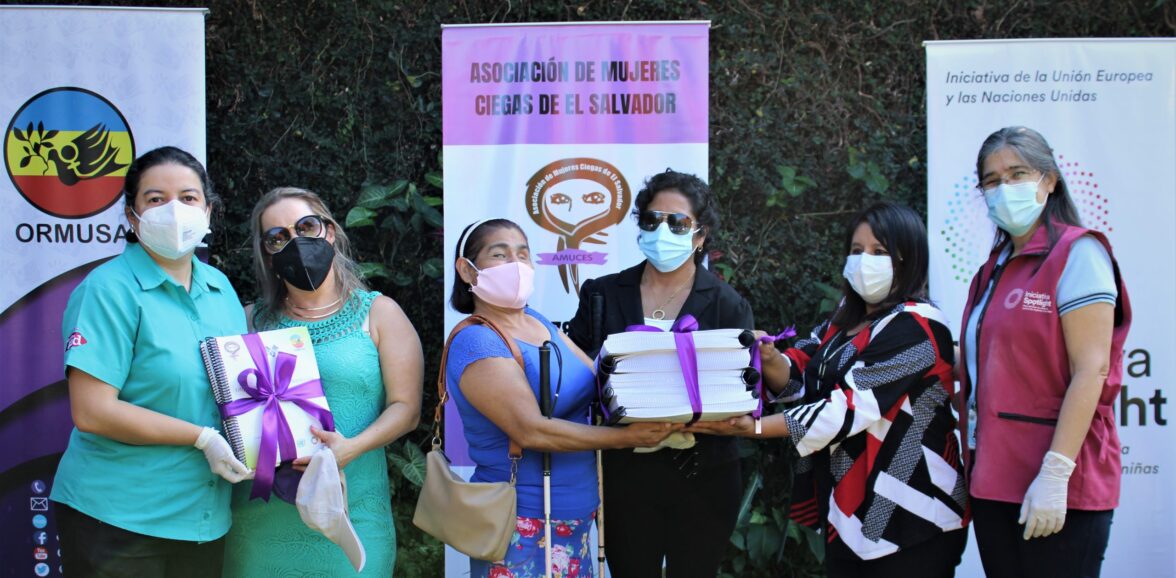 Iniciativa Spotlight a través de ORMUSA y UNFPA entregaron kit de legislación en formato braille y audio a personas con discapacidad
