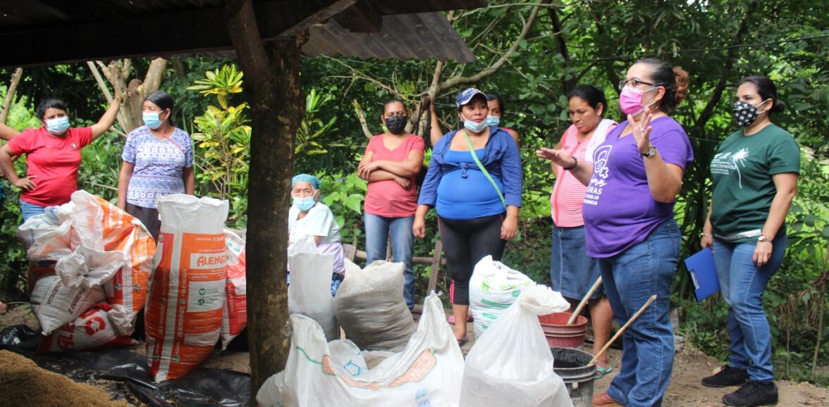 ORMUSA en el territorio, capacita a mujeres en creación de huertos caseros en Cantón El Socorro, San Antonio Masahuat