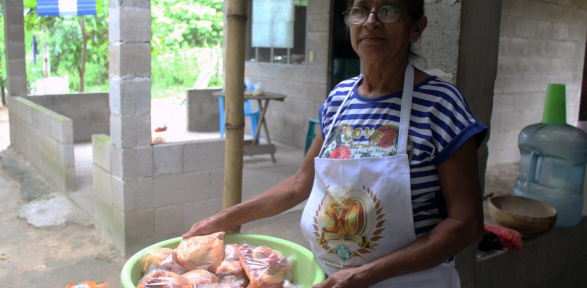 ORMUSA en el territorio, visita las granjas de pollo en San Antonio Masahuat