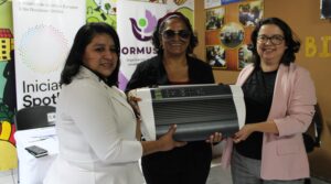 Lee más sobre el artículo ORMUSA entregó equipo a AMUCES para fortalecer capacidades en apoyo a mujeres con discapacidad en situación de violencia