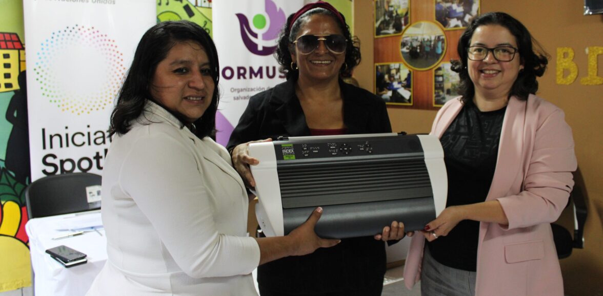 ORMUSA entregó equipo a AMUCES para fortalecer capacidades en apoyo a mujeres con discapacidad en situación de violencia