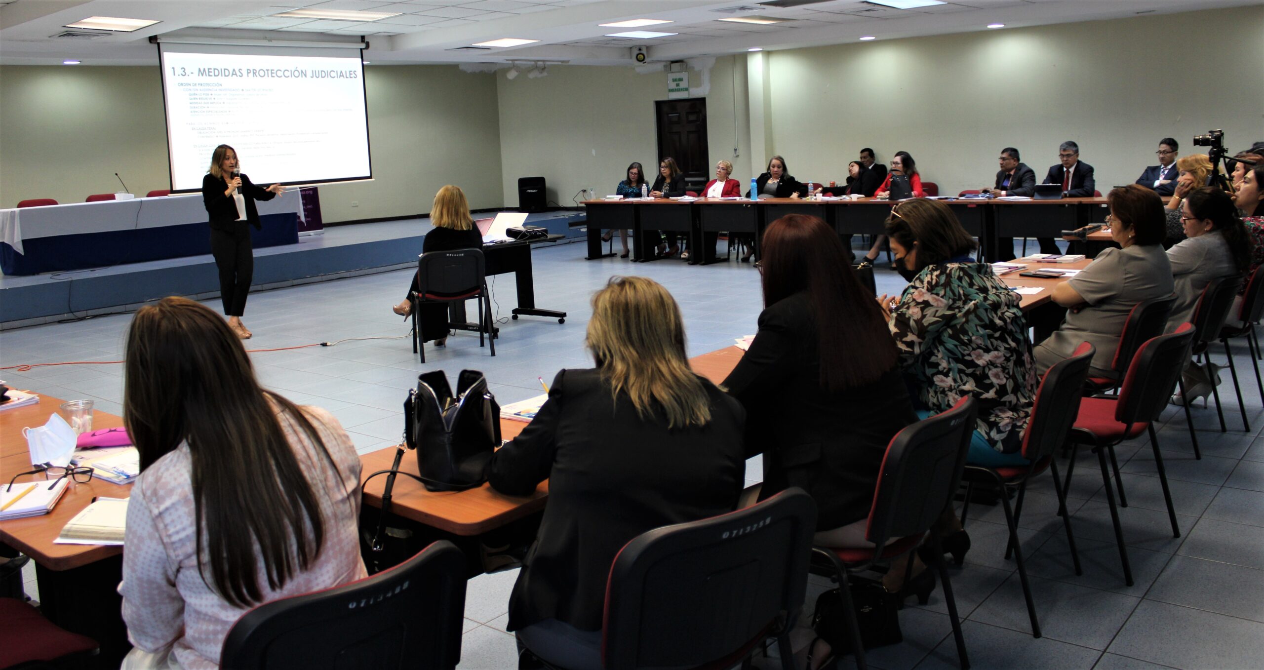 Lee más sobre el artículo ORMUSA y CSJ realizaron intercambio de experiencias sobre abordaje especializado de la violencia contra las mujeres con representación de juezas y policía de España