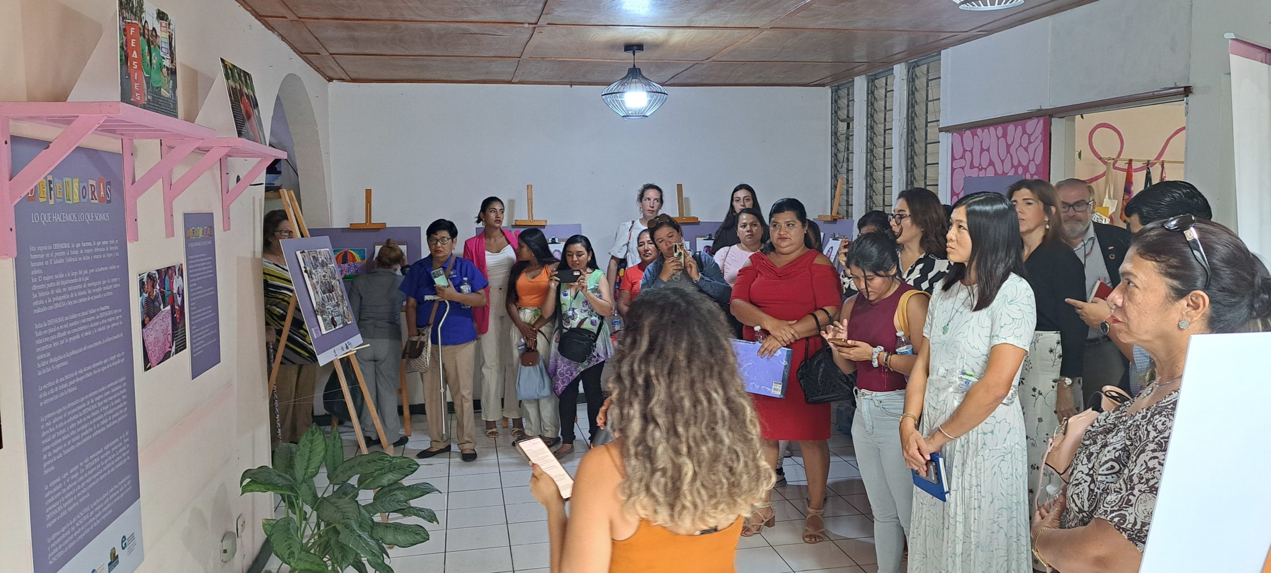 Lee más sobre el artículo ORMUSA realizó la exposición Relatos de vida de diversas luchas y causas de mujeres defensoras de derechos en El Salvador