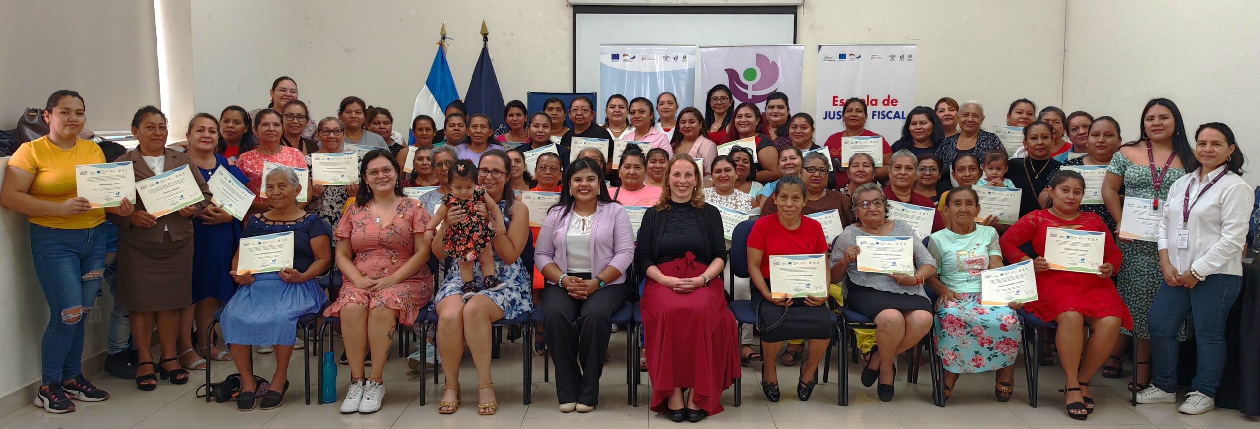 Lee más sobre el artículo Mujeres líderes de 7 distritos de La Paz conocieron sobre economía, finanzas públicas y justicia fiscal