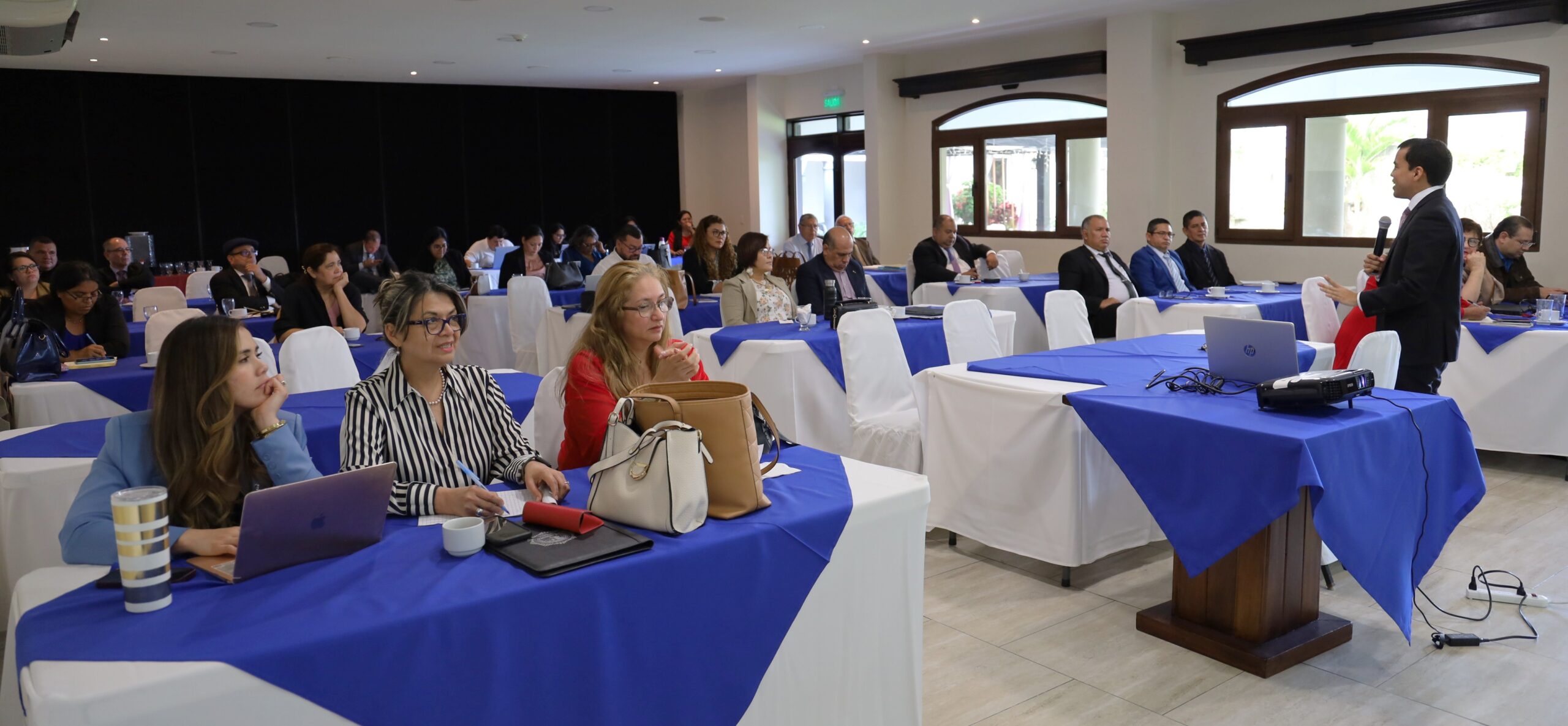 Lee más sobre el artículo Análisis de la violencia y acoso laboral: enfoque de la OIT, taller realizado por ORMUSA y CNJ