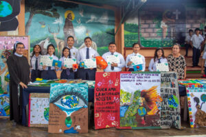 Lee más sobre el artículo Estudiantes de La Paz reciben premios por promover conciencia ambiental y la participación de las mujeres y las comunidades en la gestión del cambio climático a través del arte