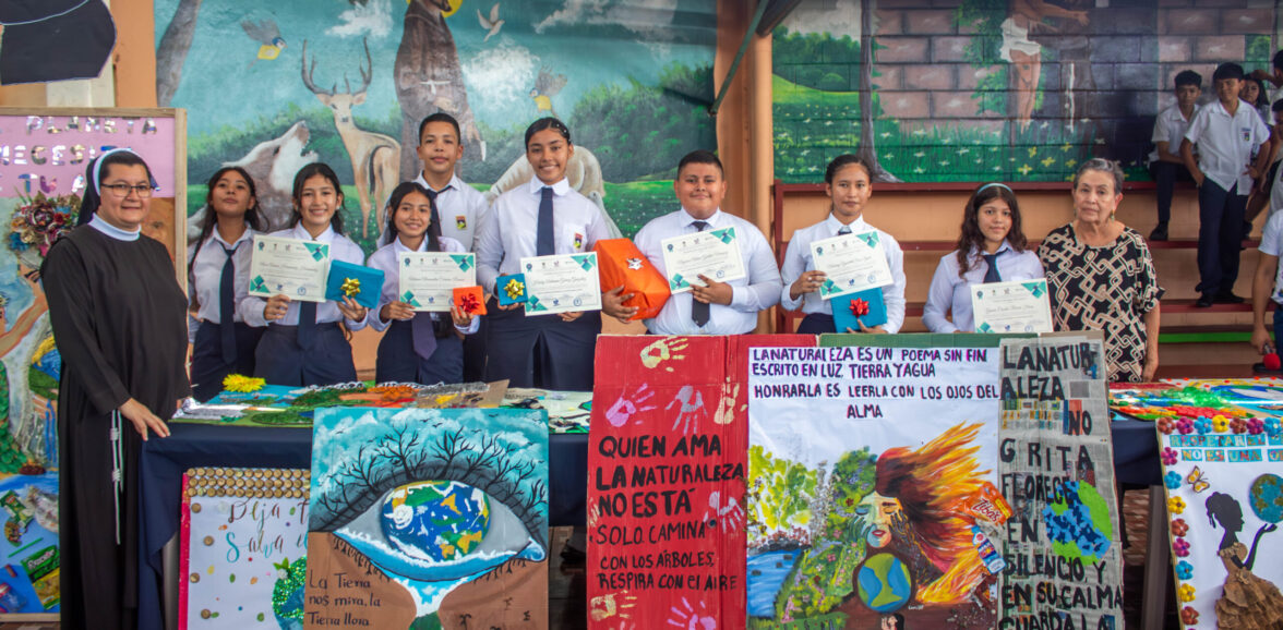 Estudiantes de La Paz reciben premios por promover conciencia ambiental y la participación de las mujeres y las comunidades en la gestión del cambio climático a través del arte
