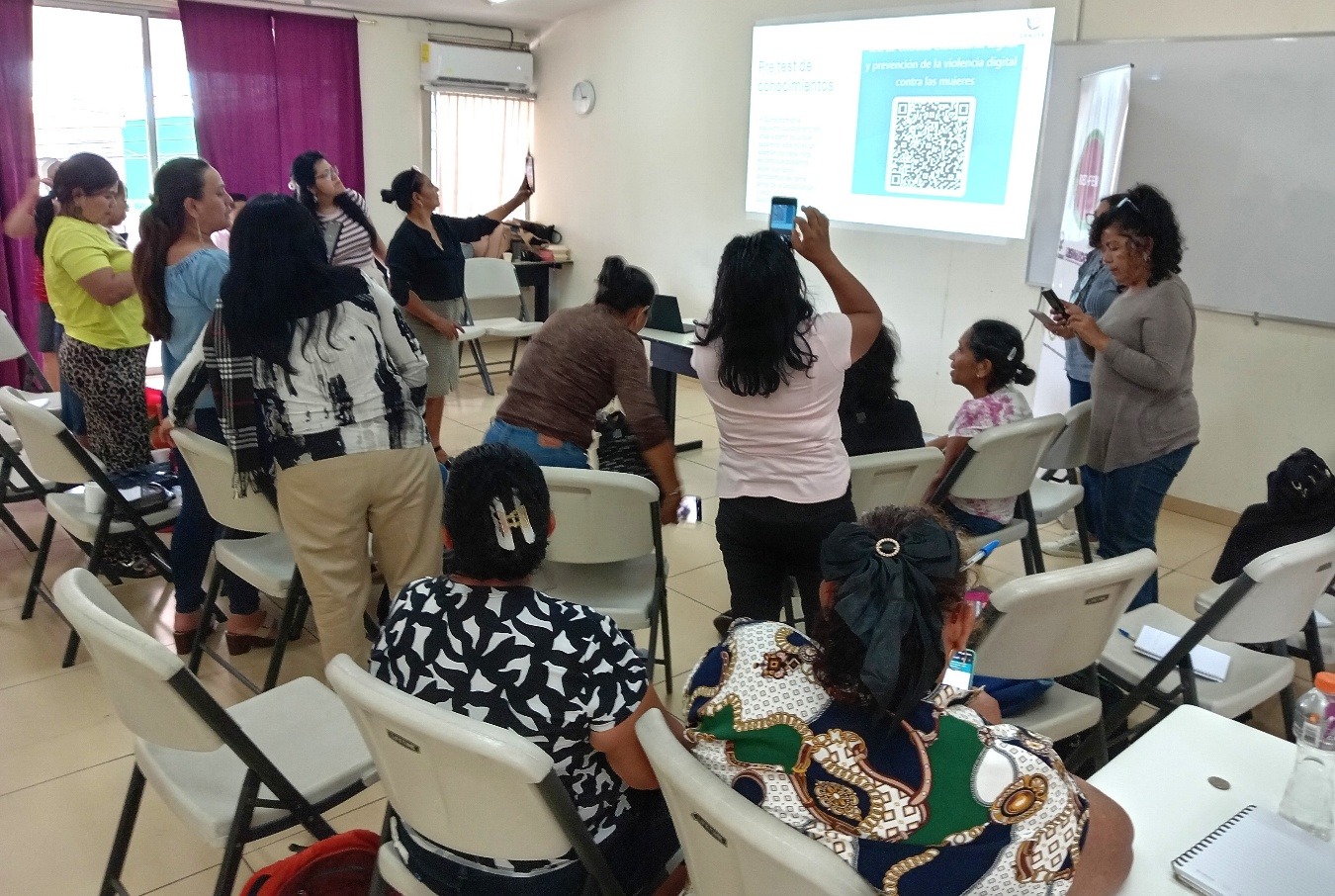 Un grupo de personas alrededor de una mesa con comida

Descripción generada automáticamente