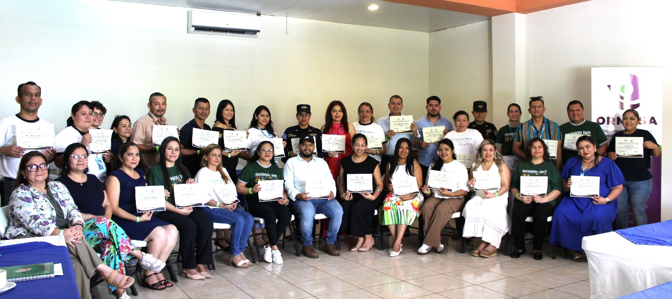 Un grupo de personas en un salón

Descripción generada automáticamente