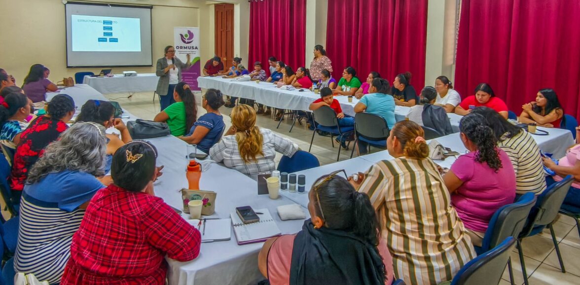 ORMUSA presenta a mujeres organizadas de Zacatecoluca el proyecto Voz y Liderazgo de las Mujeres Renovado