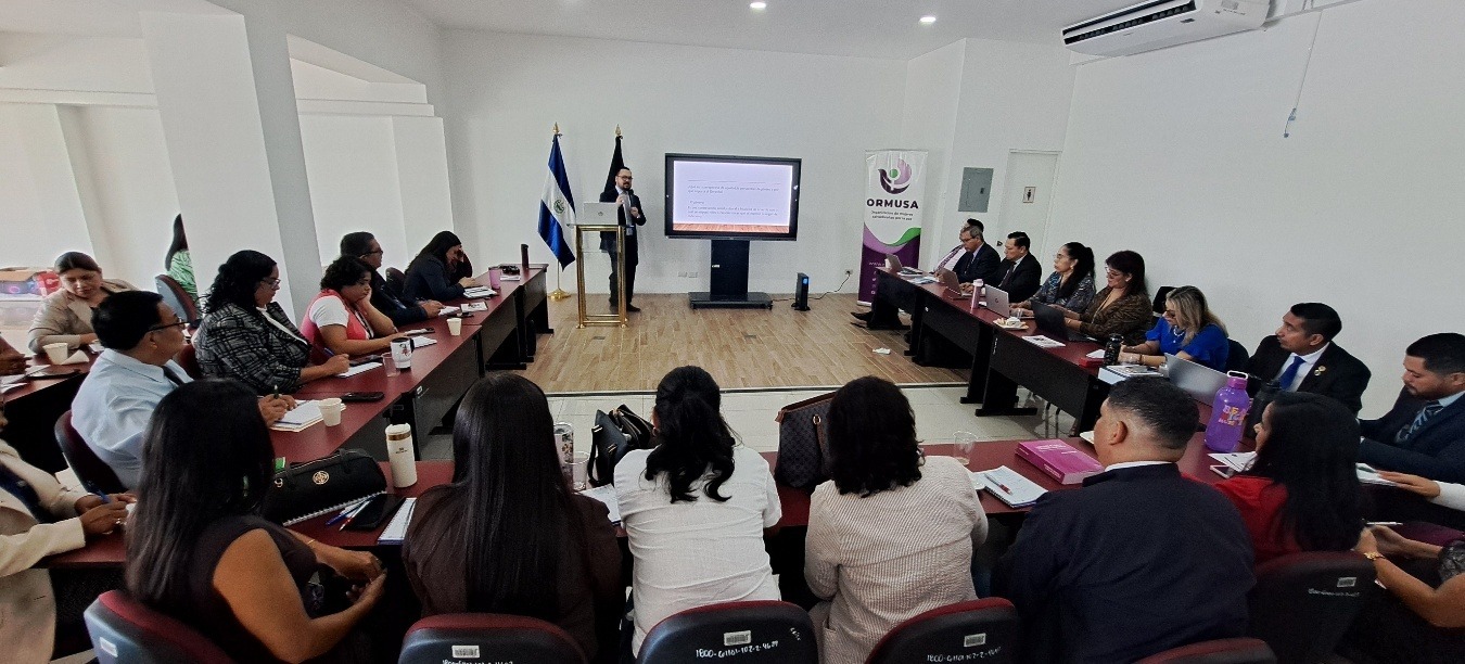 Un grupo de personas sentadas en una sala

Descripción generada automáticamente
