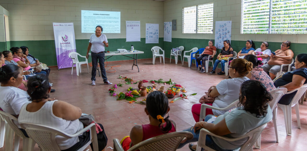 Mujeres de Ciudad Arce fortalecen su liderazgo desde el enfoque Ecofeminista